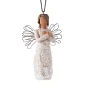 Ange à suspendre mains sur coeur